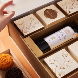 Hộp bánh Trung Thu cao cấp từ InterContinental với thiết kế hoa magnolia và rượu vang Pháp Domaine du Cheval Blanc, đi kèm bánh nướng sang trọng.